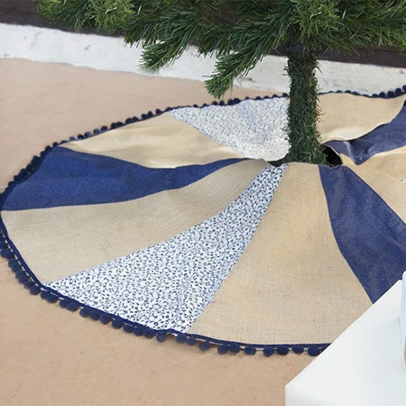 burlap Christmas tree skirt - Image 3