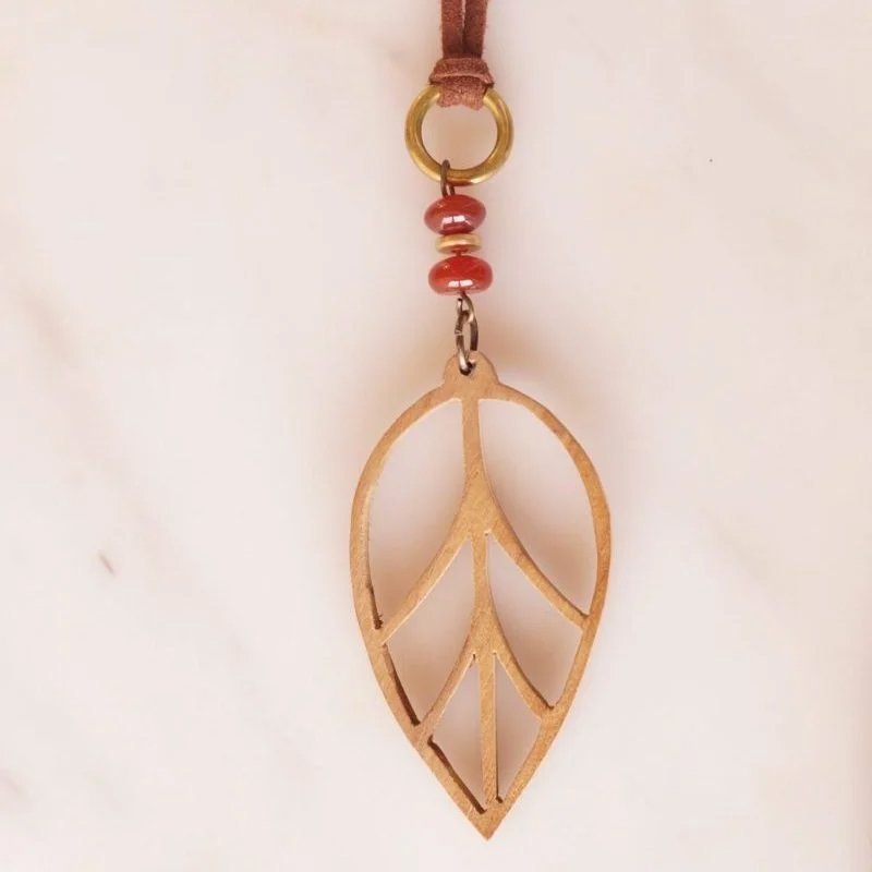 wooden leaf pendant necklace - Image 4